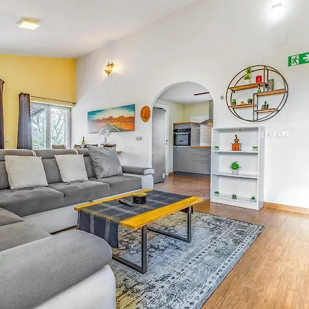 3 Bedroom Pet Friendly In *